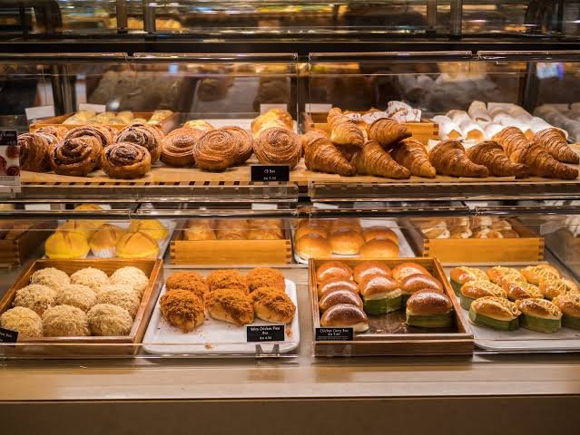 Clear window bakery packaging and fresh salad containers